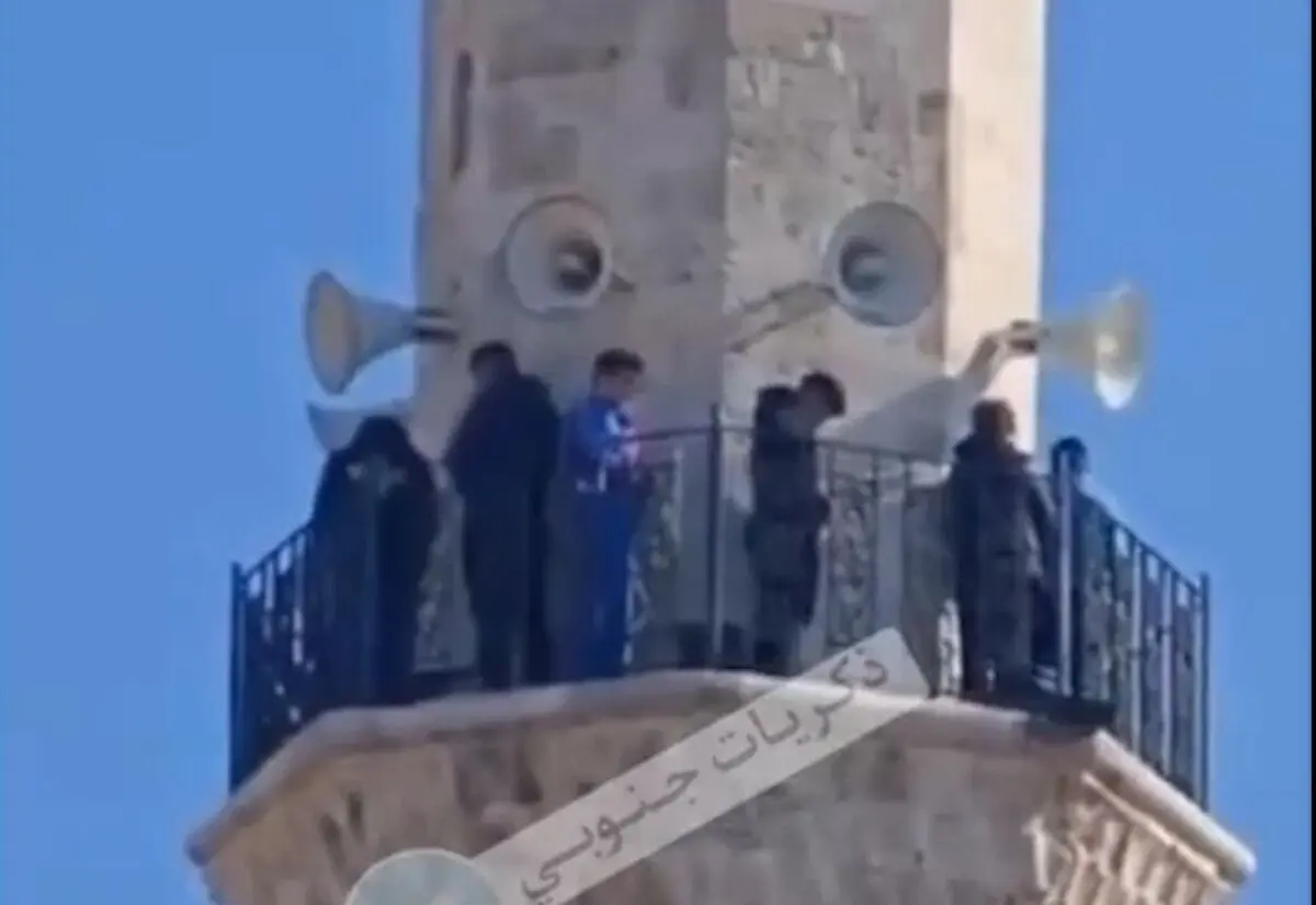 نماز خواندن تحریرالشام به همه جهت!