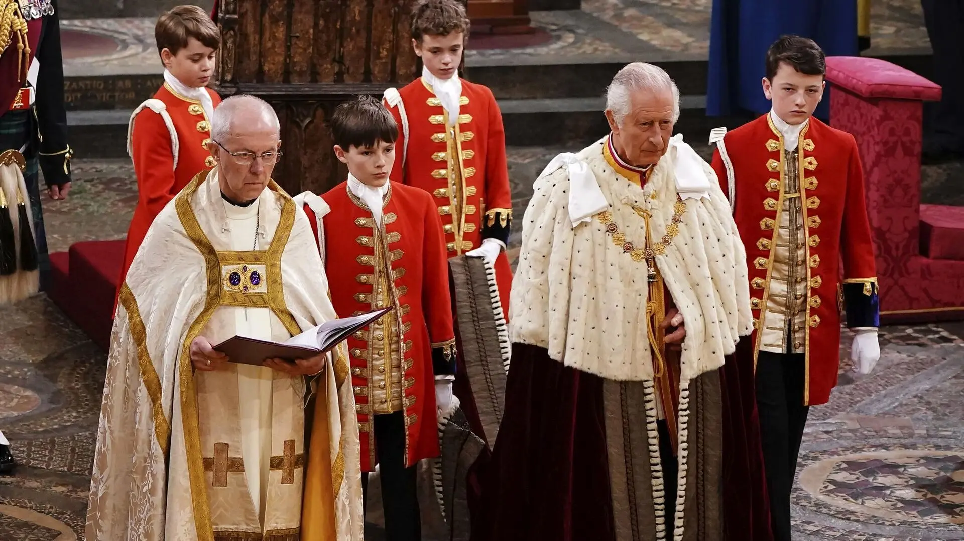 پادشاه بریتانیا برادر خود را از عناوین سلطنتی محروم و او را مجبور به ترک خانه‌اش کرد
