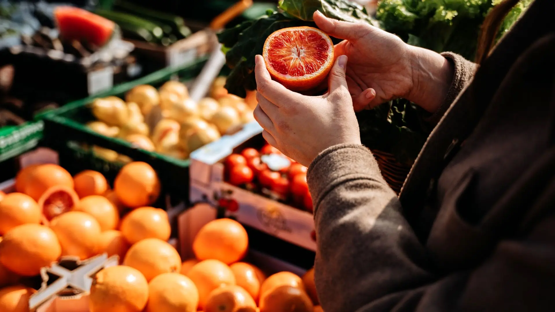 تغییر فضایی قیمت میوه از سال ۱۴۰۳ تا ۱۴۰۴ + ویدیو