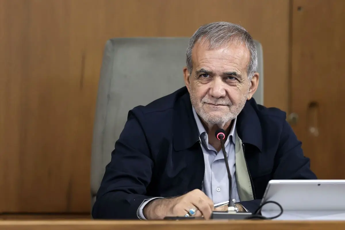 جنجال بر سر پزشکیان | انتقاد تند جوان به عباس عبدی؛ رئیس جمهور را از حرف زدن نترسانید