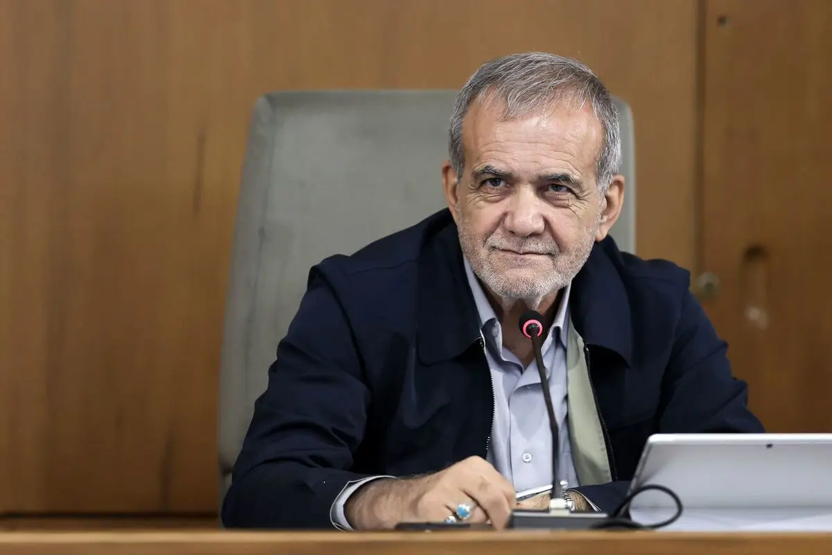 جنجال بر سر پزشکیان | انتقاد تند جوان به عباس عبدی؛ رئیس جمهور را از حرف زدن نترسانید