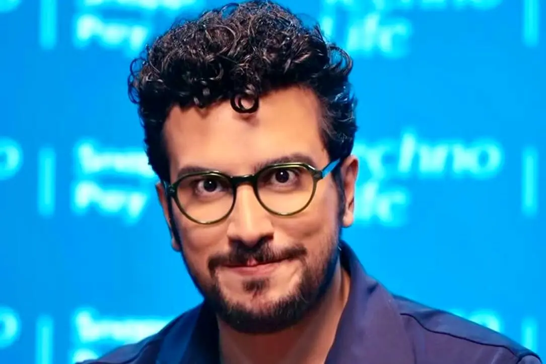 (فیلم) کنایه تند امیرحسین قیاسی به کسانی که سیم کارتشون فیلتر نبود: نکنه بقیه چیزاتون هم سفید باشه؟ | حرف دل خیلی از مردم بود ...
