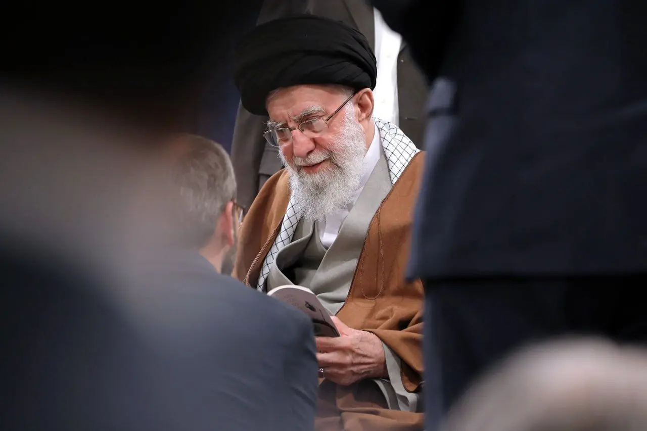 شعر خوانی با چاشنی افزایش قیمت طلا و سکه در محضر رهبر معظم انقلاب؛ درد من با بهای سکه در بازار می‌رود بالا+ویدیو