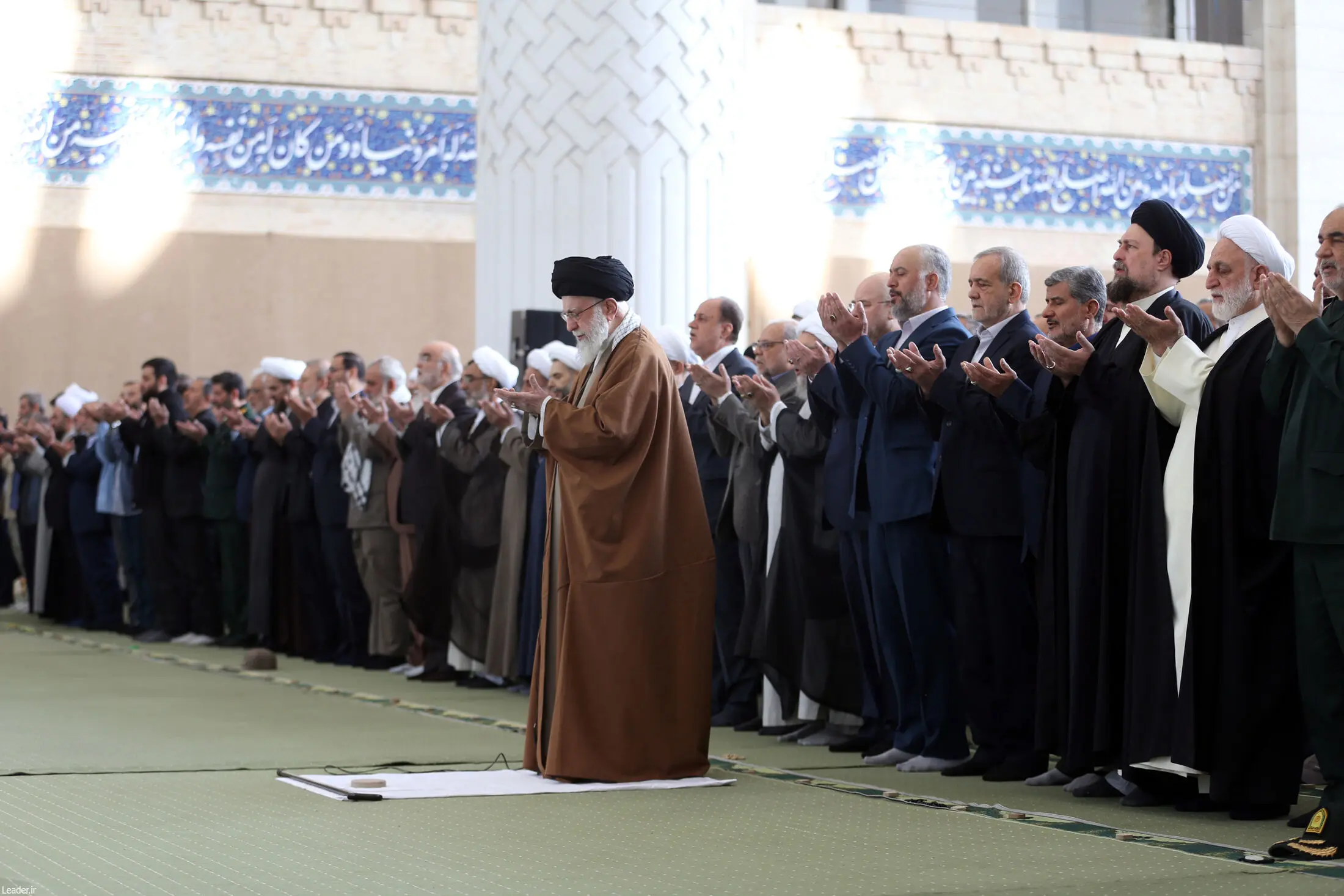 اقامه نماز عید فطر به امامت رهبر انقلاب