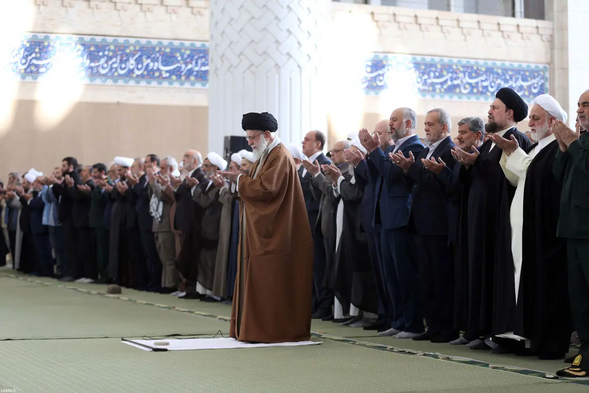 اقامه نماز عید فطر به امامت رهبر انقلاب