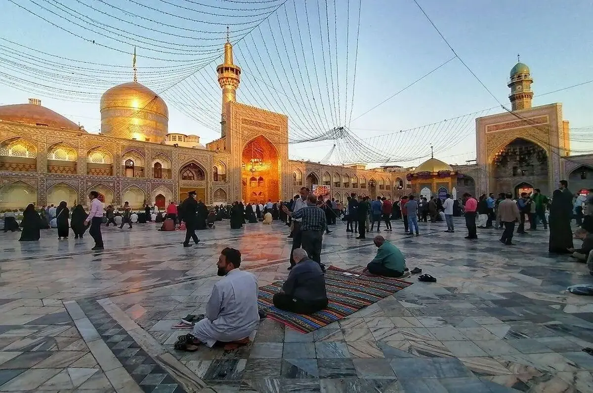 انتقاد تند از شعارها در حرم امام رضا| جلوی اینها را بگیرید، پیش از آن که خنجرشان
بر پشت ایران و انقلاب بنشیند