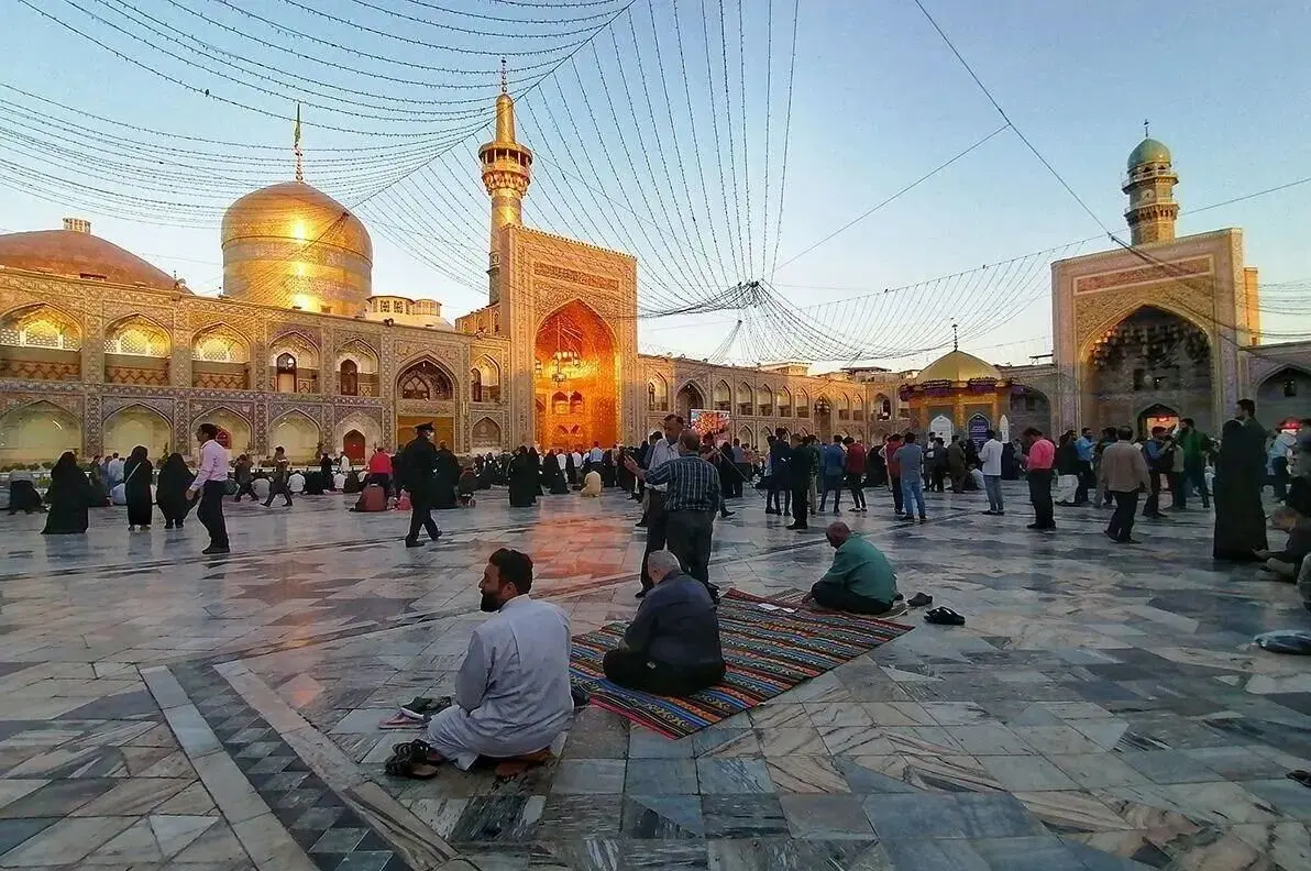 انتقاد تند از شعارها در حرم امام رضا| جلوی اینها را بگیرید، پیش از آن که خنجرشان
بر پشت ایران و انقلاب بنشیند