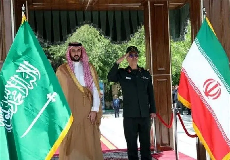 قرق کردن خیابان‌های عباس آباد تهران هنگام عبور کاروان بزرگ و عظیم شاهزاده عربستانی همراه با اسکورت‌های متعدد پلیس + ویدیو