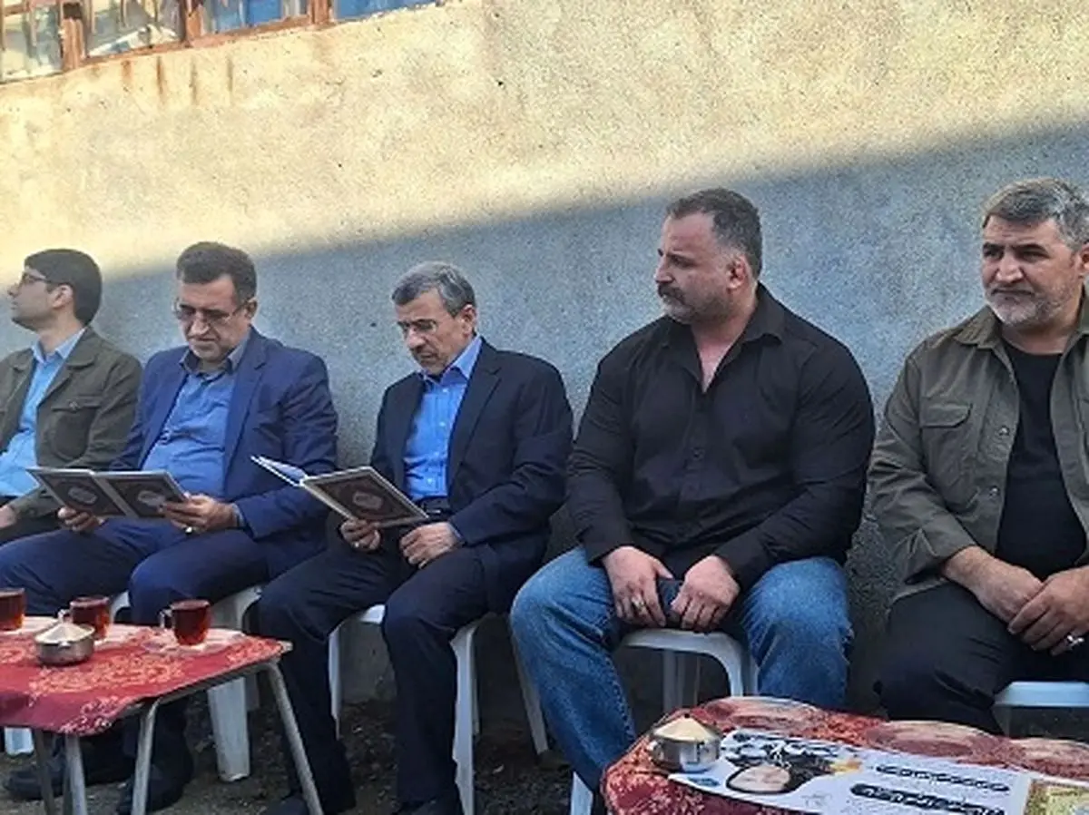 حضور احمدی‌نژاد در مراسم ختم خواهر مشایی در رامسر + عکس