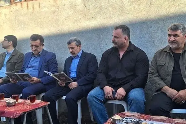 حضور احمدی‌نژاد در مراسم ختم خواهر مشایی در رامسر + عکس