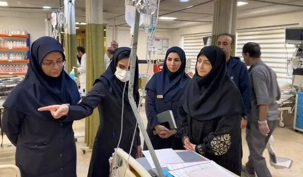 عیادت رئیس سازمان محیط زیست از مجروحان حملات اخیر در بیمارستان فیروزگر تهران