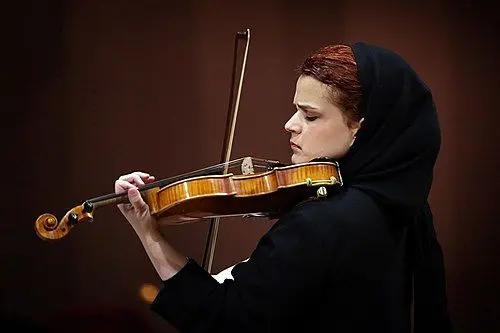 پانیذ فریوسفی، اولین زن ایرانی رهبر ارکستر سمفونیک تهران کیست؟