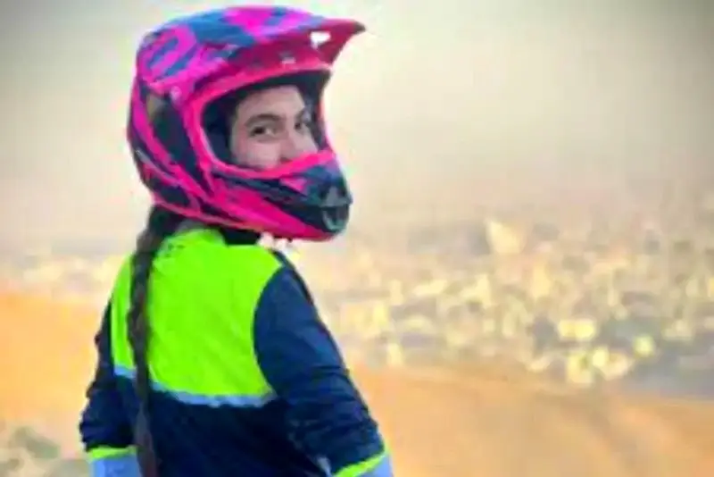 النا معدنی‌پور، دختر موتور سوار کیست و علت به کما رفتن او چیست؟