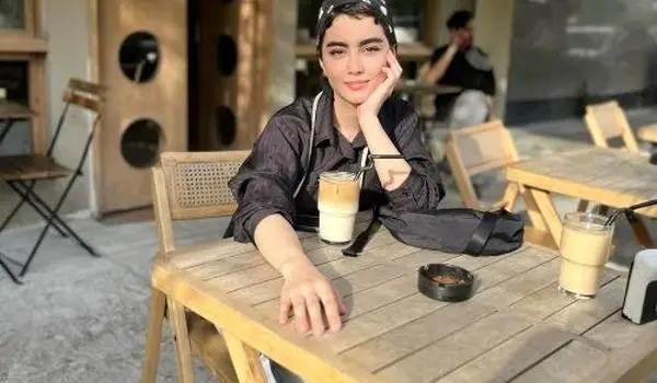 چهره و پوشش متفاوت سنا حسینی، سارای پایتخت ۷