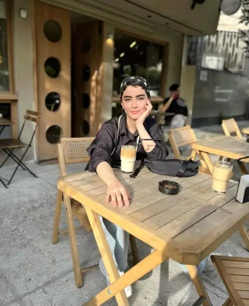 چهره و پوشش متفاوت سنا حسینی، سارای پایتخت ۷
